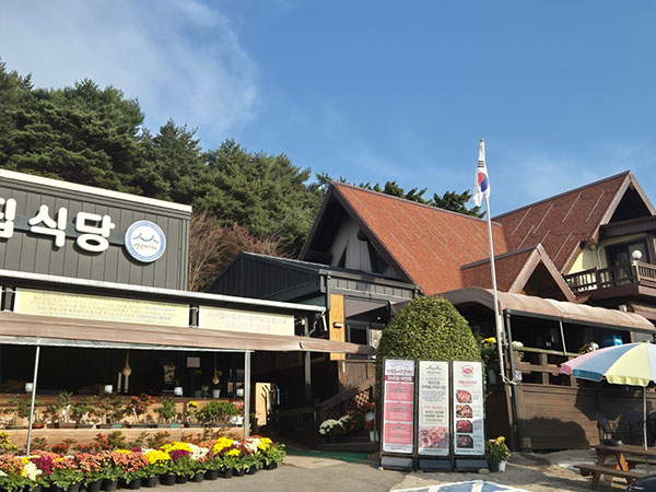 태안군 딴뚝통나무집 전경