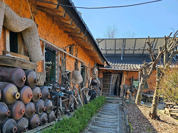 김천시 기찻길옆오막살이 전경