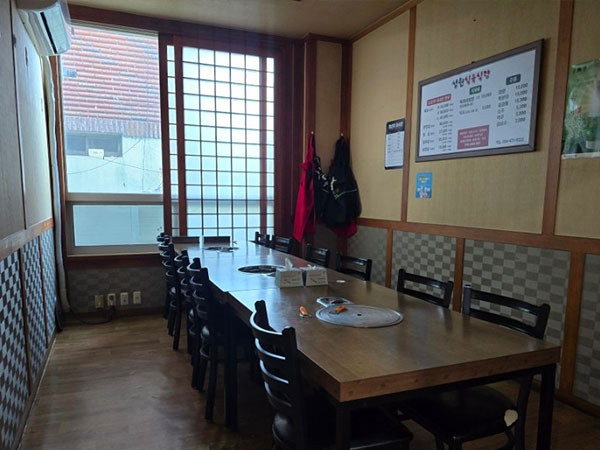 구미시 성원식육식당 내부 인테리어