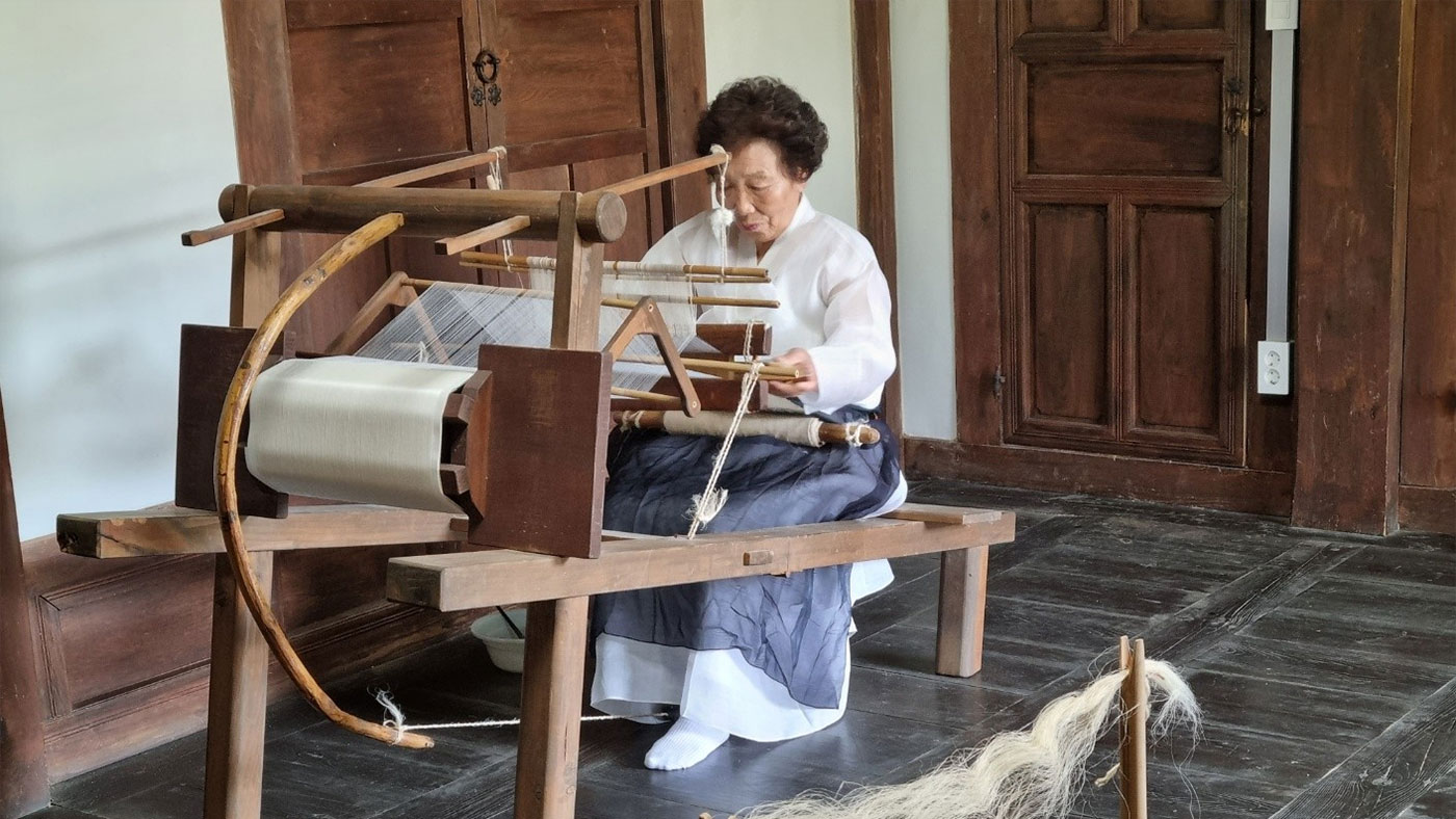 한산모시짜기 (韓山모시짜기): 바람처럼 청량하게 날개처럼 가볍게 백옥처럼 희고 밝게