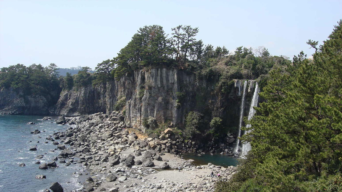 제주 서귀포 정방폭포 (濟州 西歸浦 正房瀑布): 섬 전체가 ‘화산박풀관’