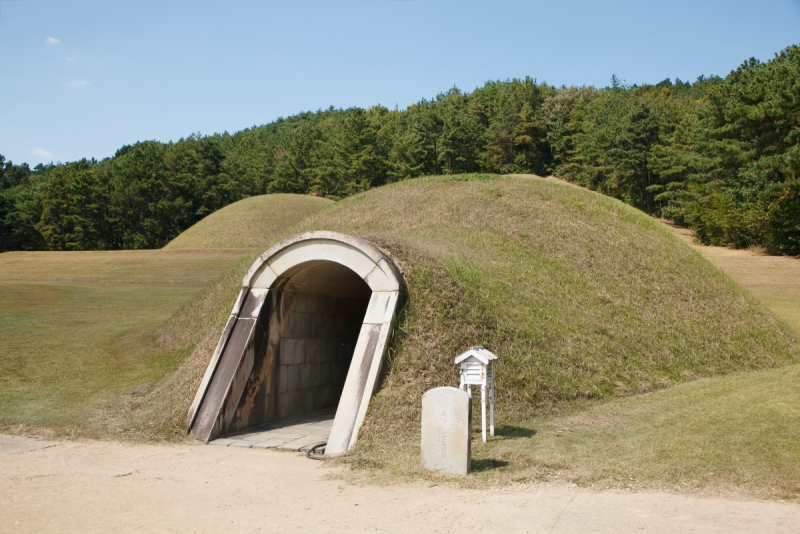 부여 능산리 고분군 (扶餘 陵山里 古墳群)